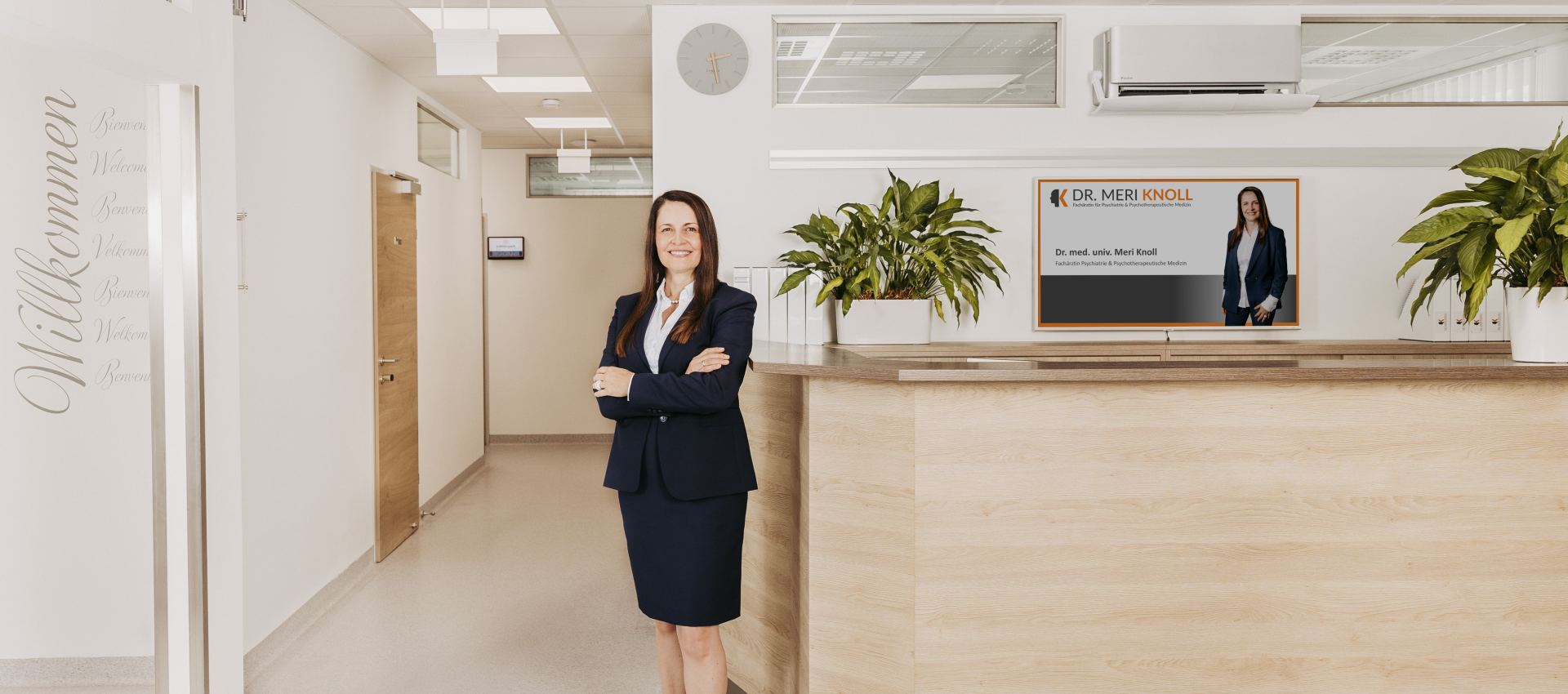 Dr. Meri Knoll steht vor dem Empfangspult im NP3-Schillerpark. 