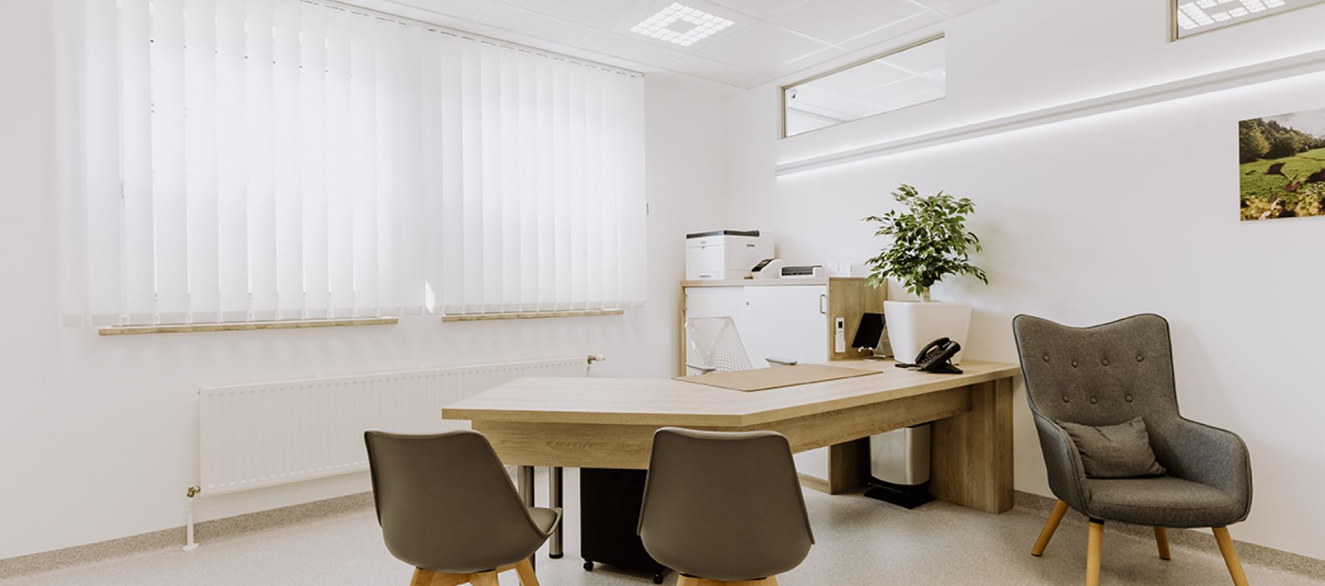 Moderner Praxisraum im NP3-Schillerpark mit Bürotisch und Bestuhlung.